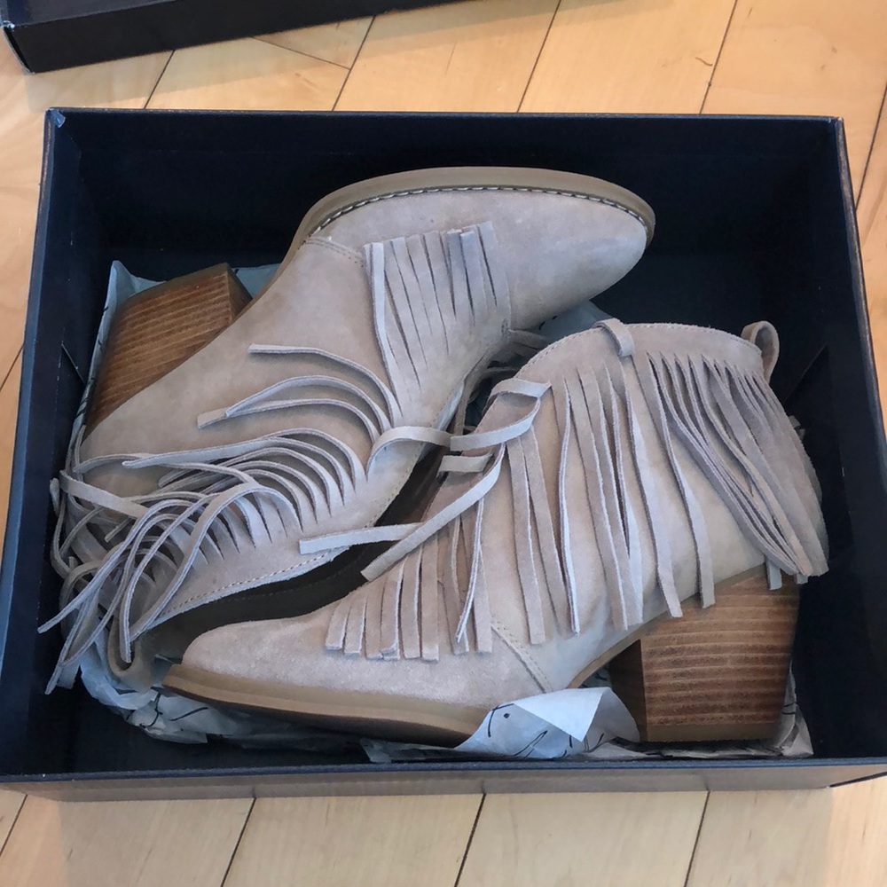 Brand new V-cut fringe booties